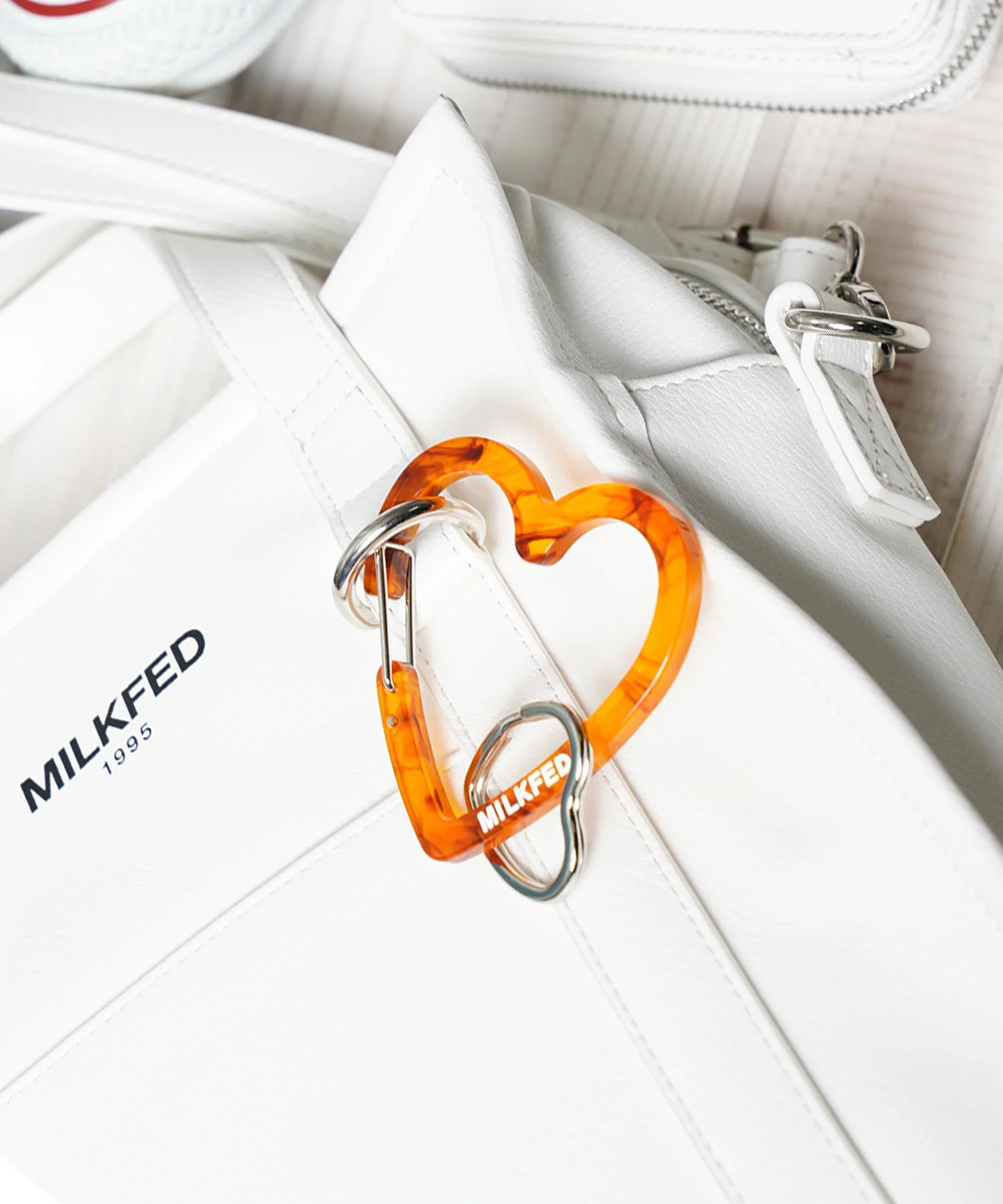 NEO HEART CARABINER MILKFED. - Image 7