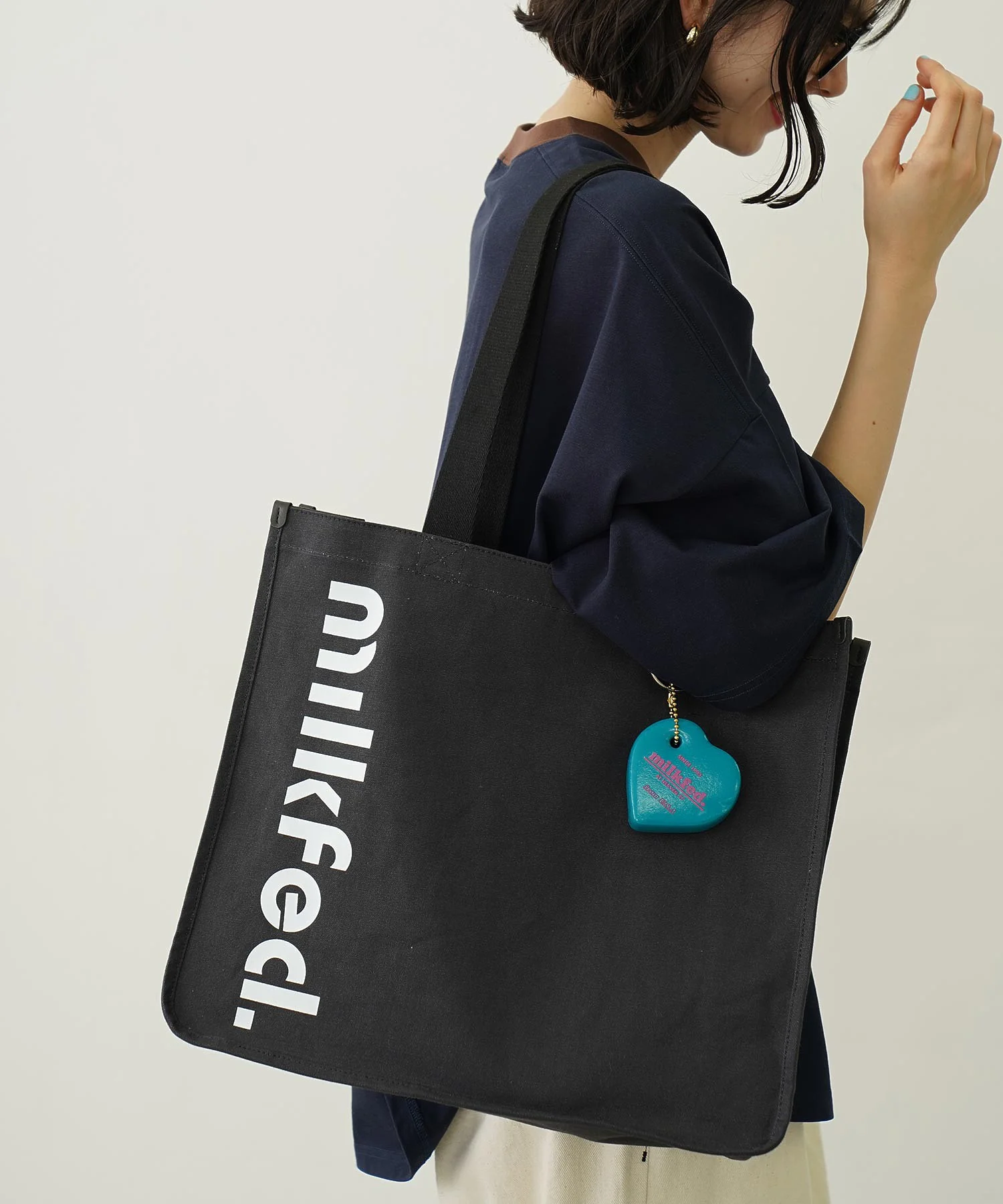 CUT OUT LOGO PIPING TOTE - Image 10