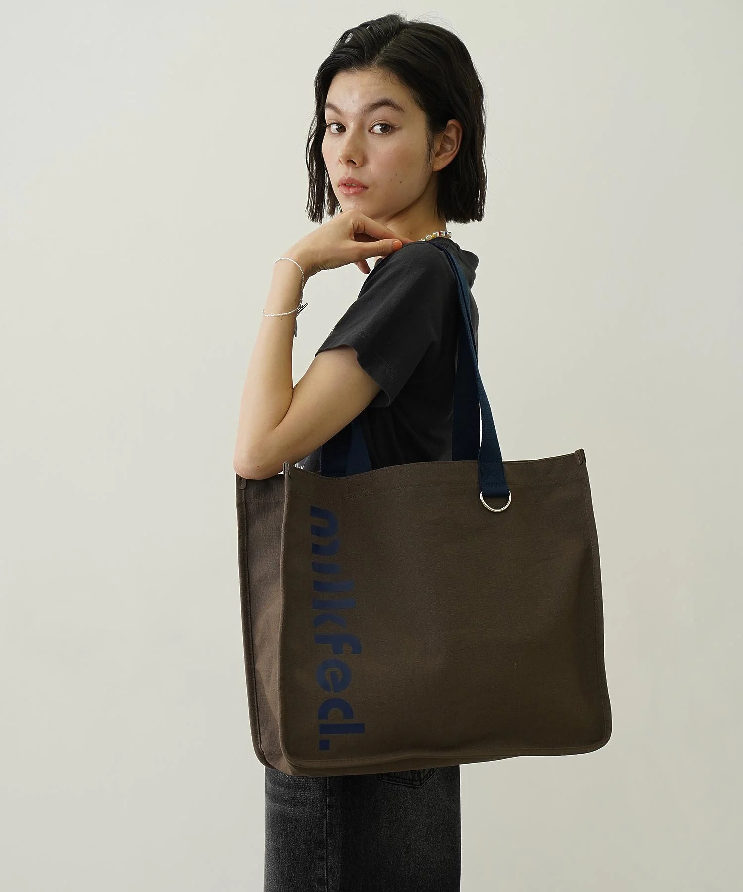 CUT OUT LOGO PIPING TOTE - Image 8