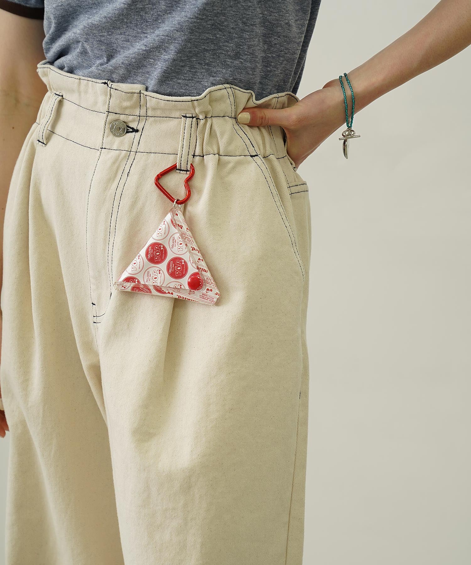 CHERRIES PRINT PVC TRIANGULAR CASE - Image 5