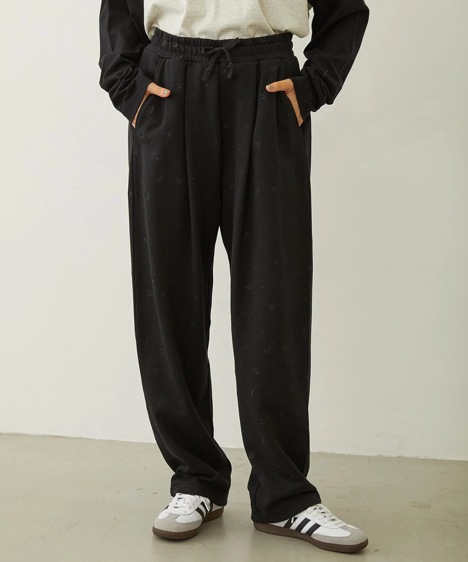 EMBROIDERY TUCK SWEAT PANTS - Image 4