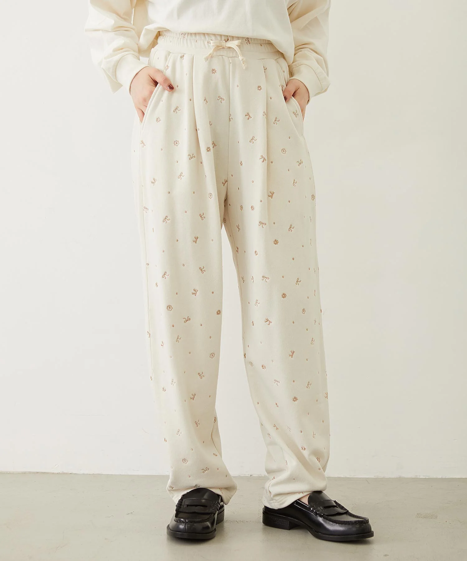 EMBROIDERY TUCK SWEAT PANTS - Image 5