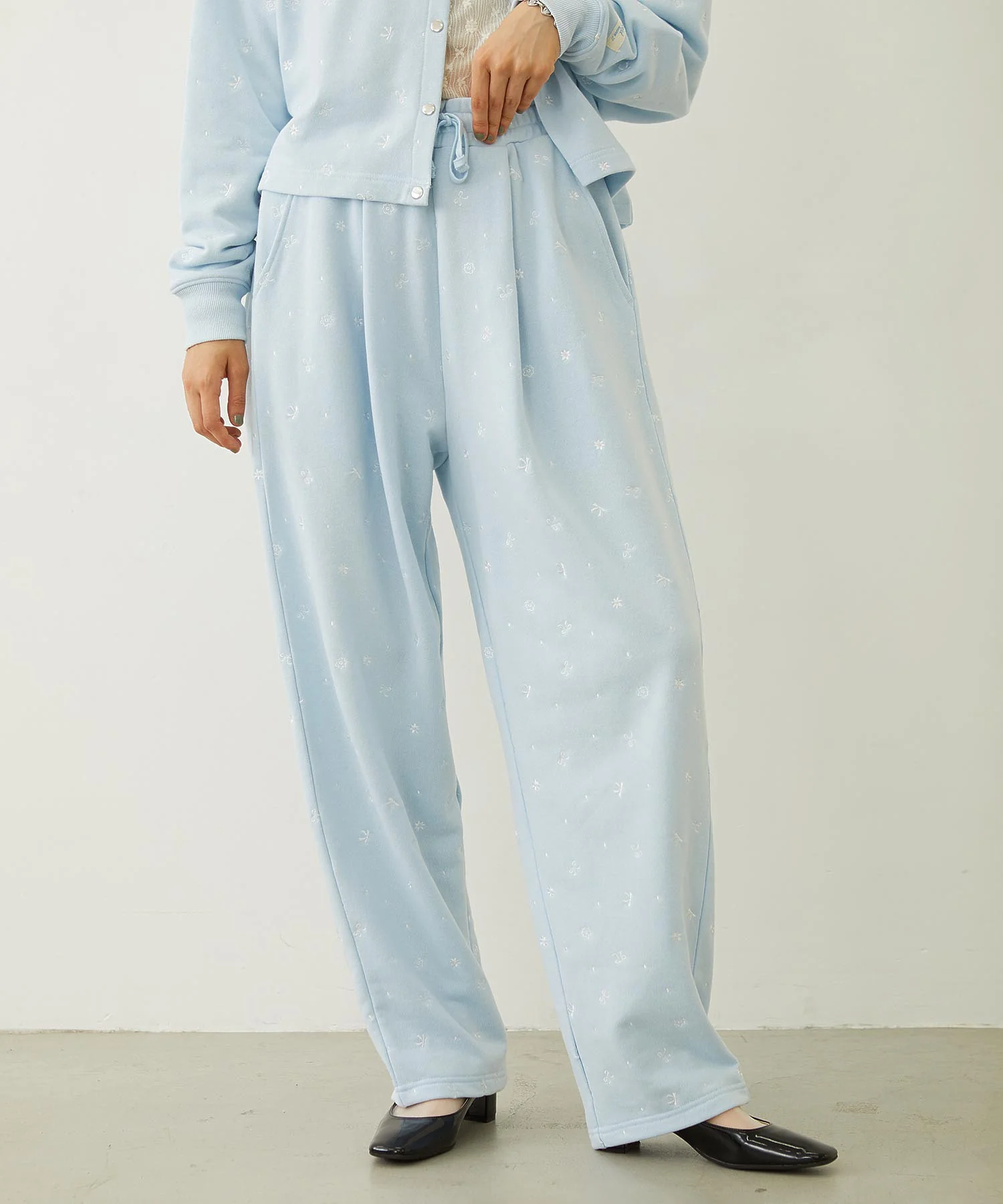 EMBROIDERY TUCK SWEAT PANTS - Image 6