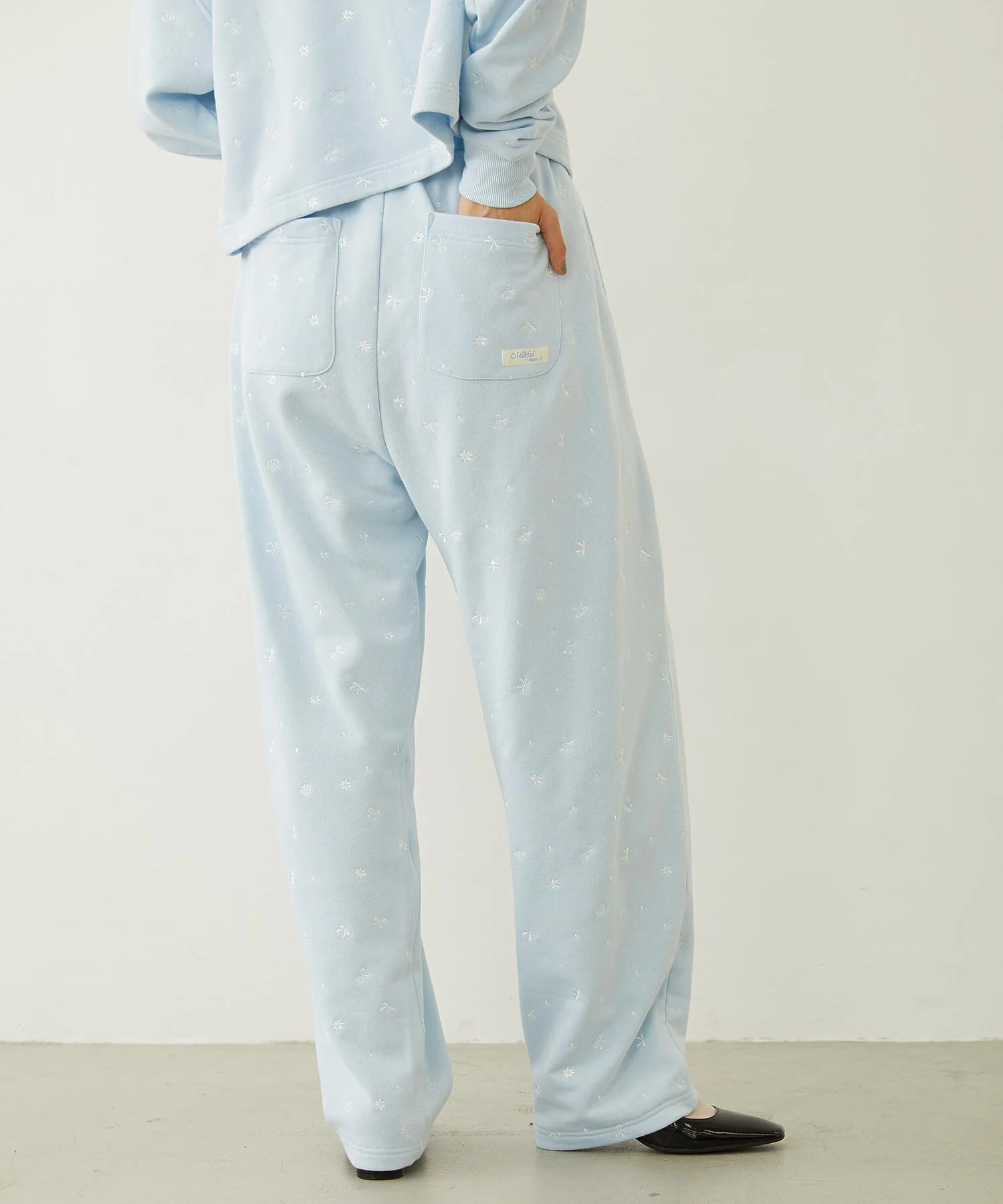 EMBROIDERY TUCK SWEAT PANTS - Image 9