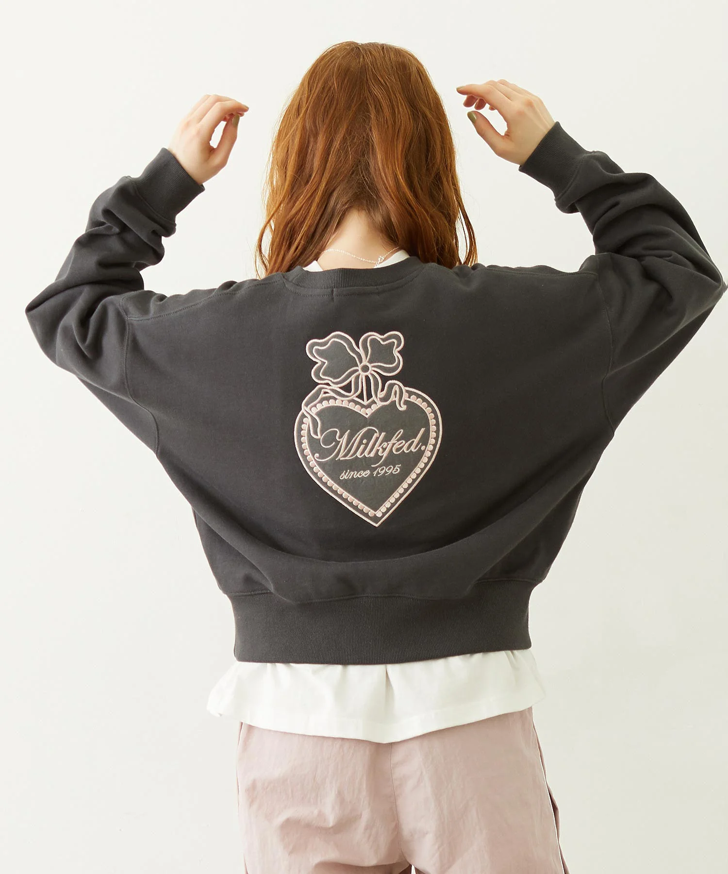 HEART RIBBON EMBLEM SHORT CREW SWEAT - Image 10
