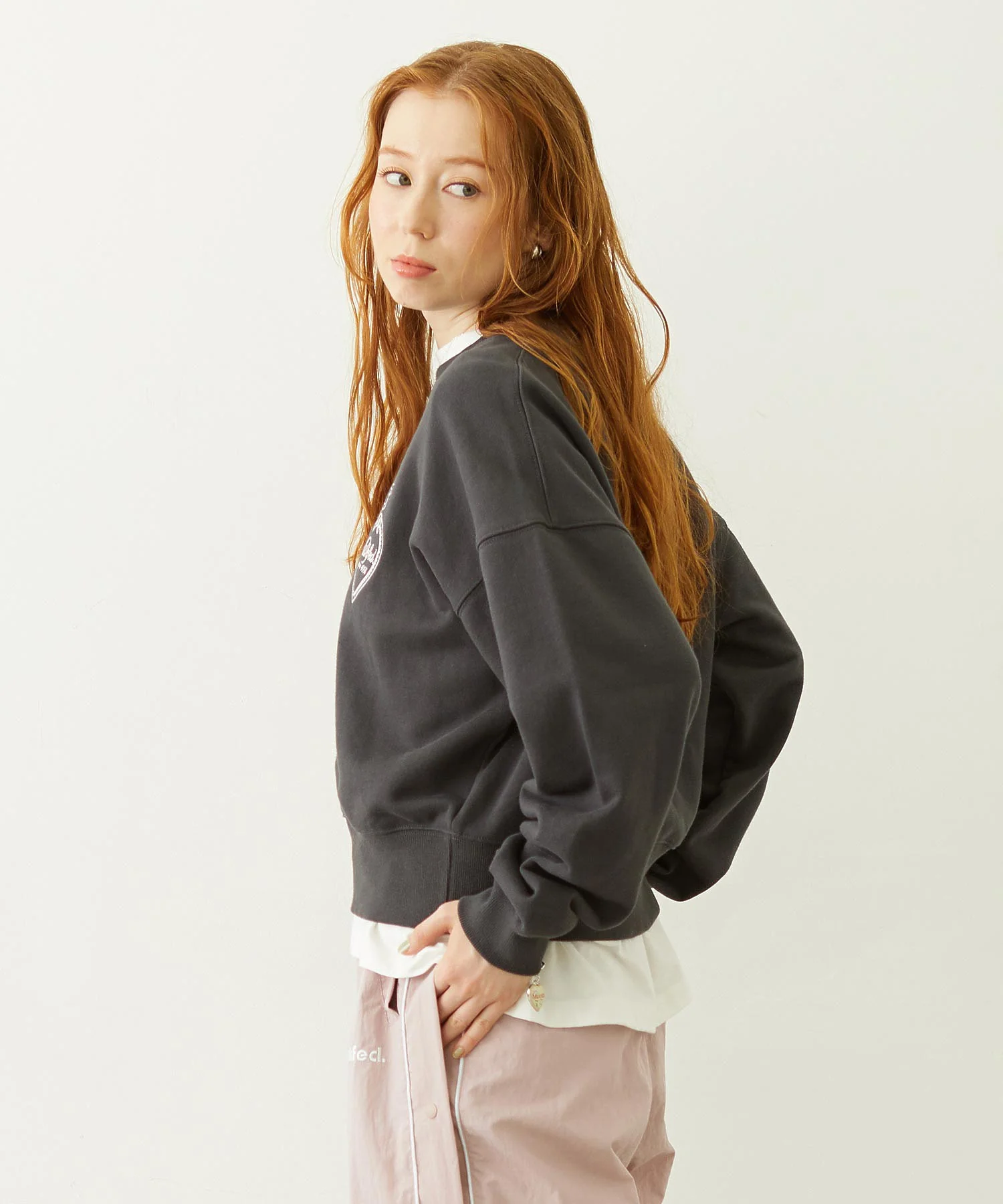 HEART RIBBON EMBLEM SHORT CREW SWEAT - Image 11