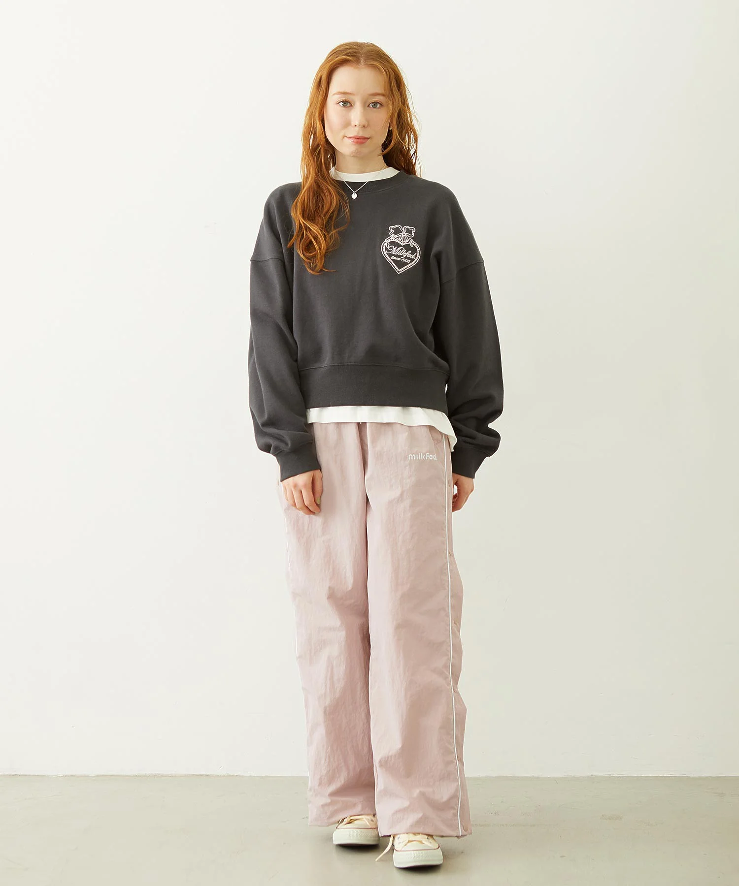 HEART RIBBON EMBLEM SHORT CREW SWEAT - Image 12