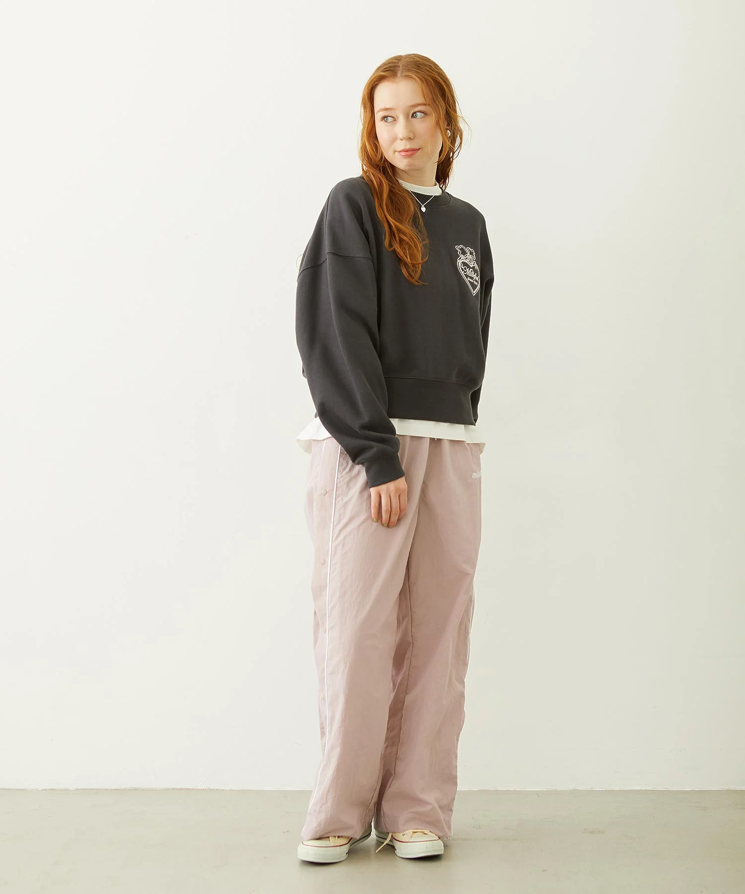 HEART RIBBON EMBLEM SHORT CREW SWEAT - Image 13