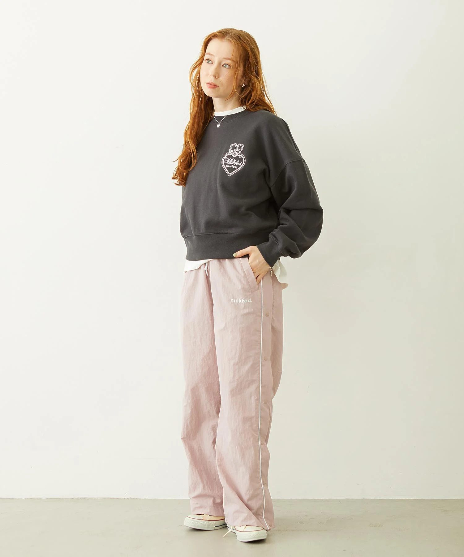 HEART RIBBON EMBLEM SHORT CREW SWEAT - Image 14