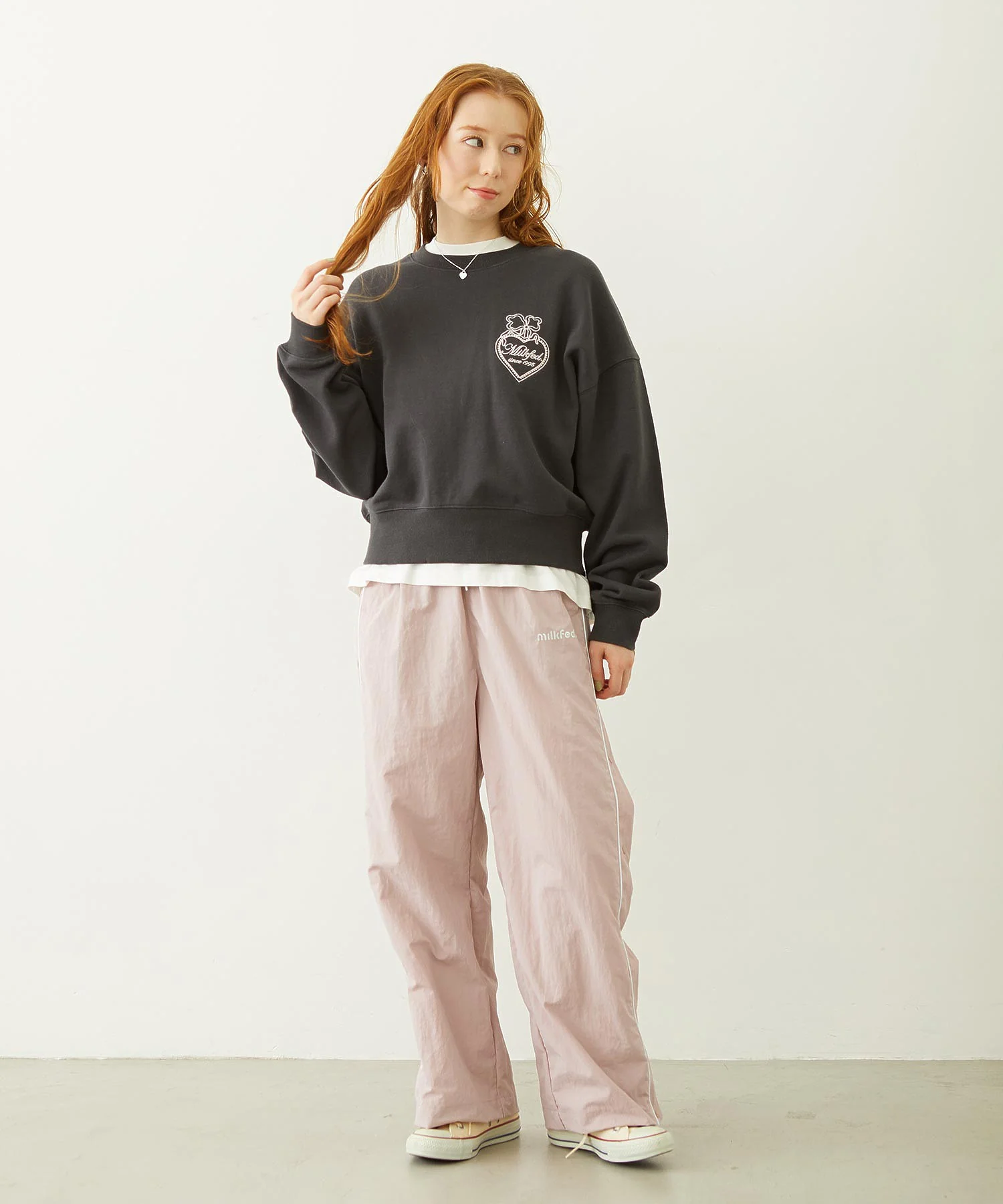 HEART RIBBON EMBLEM SHORT CREW SWEAT - Image 15