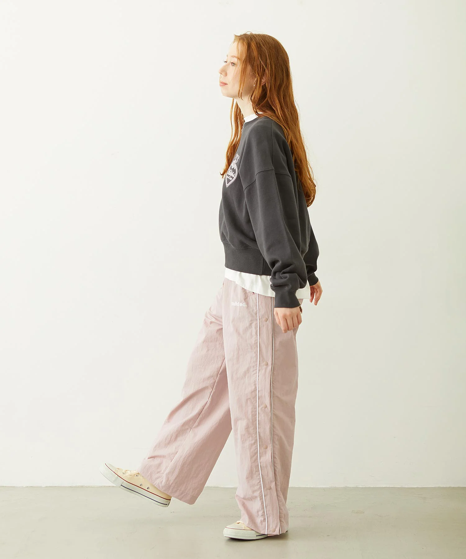HEART RIBBON EMBLEM SHORT CREW SWEAT - Image 16