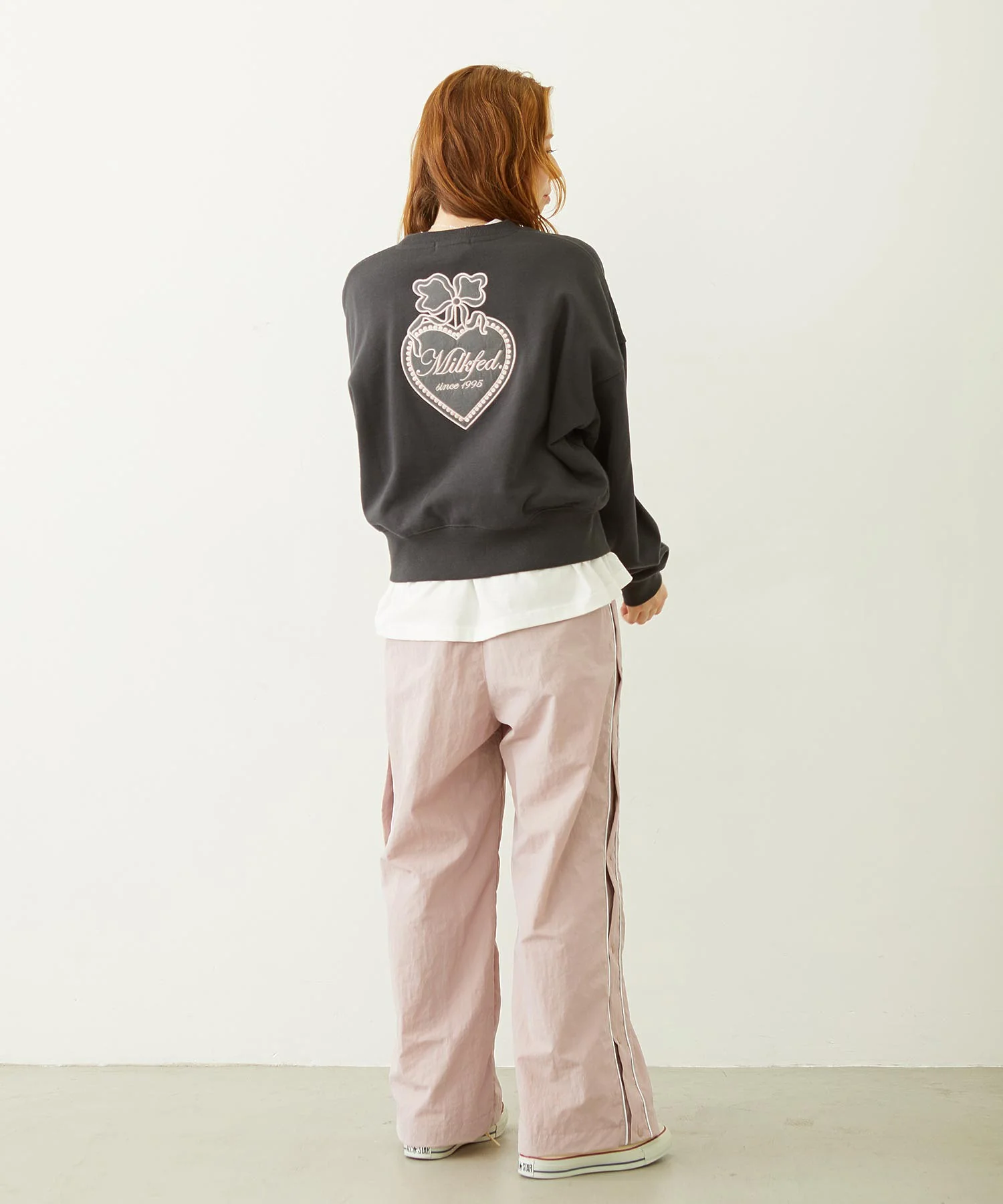 HEART RIBBON EMBLEM SHORT CREW SWEAT - Image 17