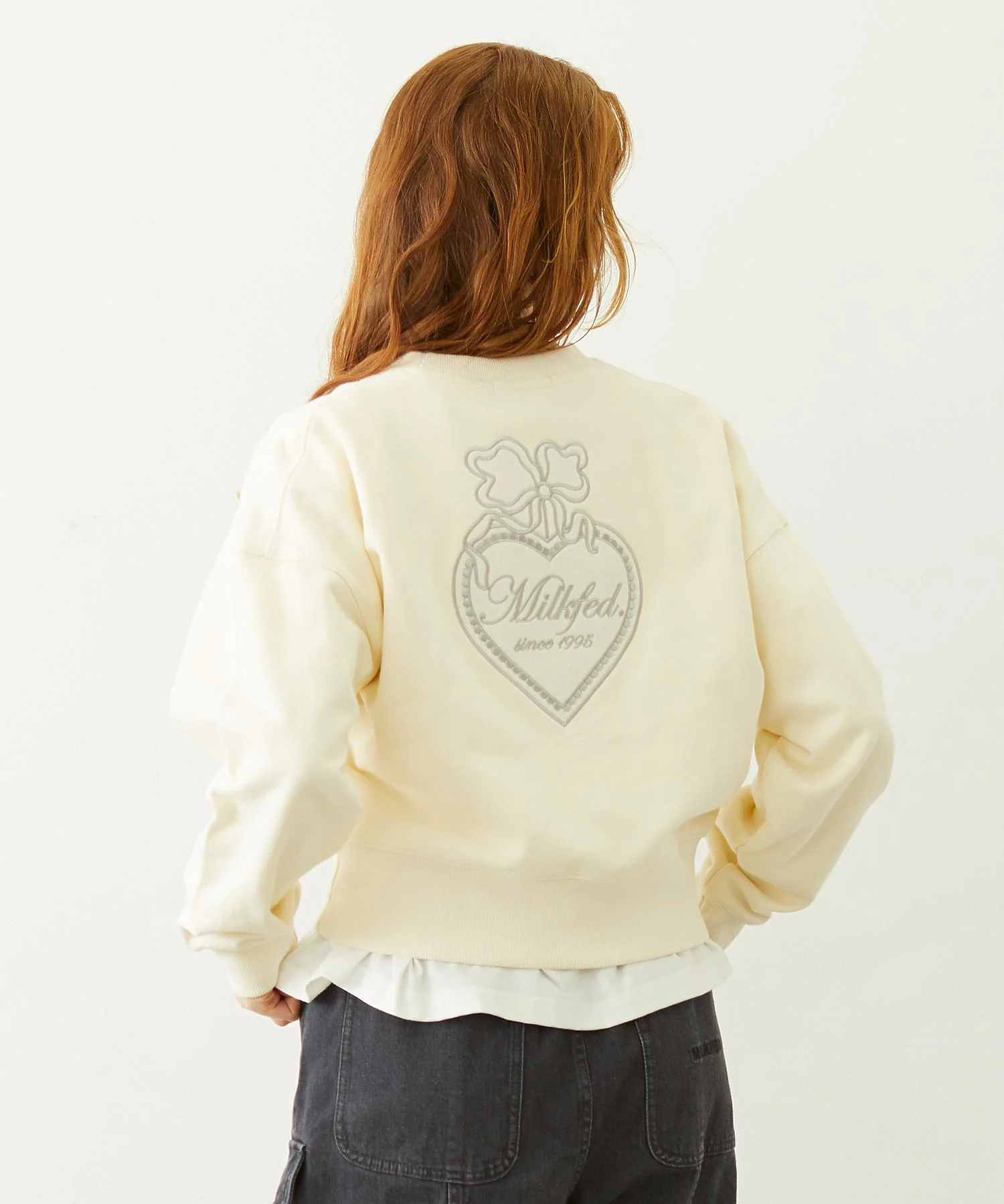 HEART RIBBON EMBLEM SHORT CREW SWEAT - Image 18