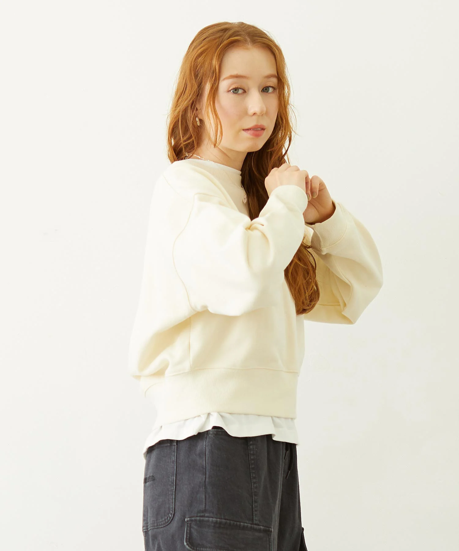 HEART RIBBON EMBLEM SHORT CREW SWEAT - Image 19