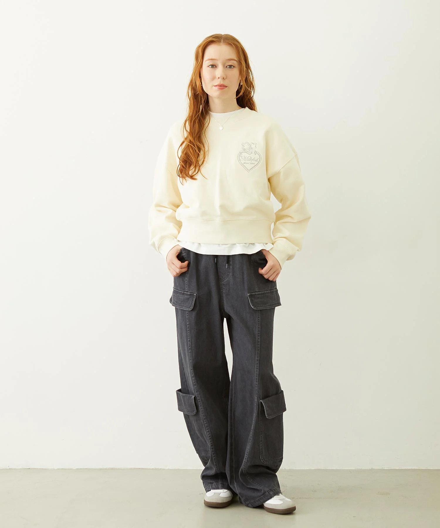 HEART RIBBON EMBLEM SHORT CREW SWEAT - Image 20
