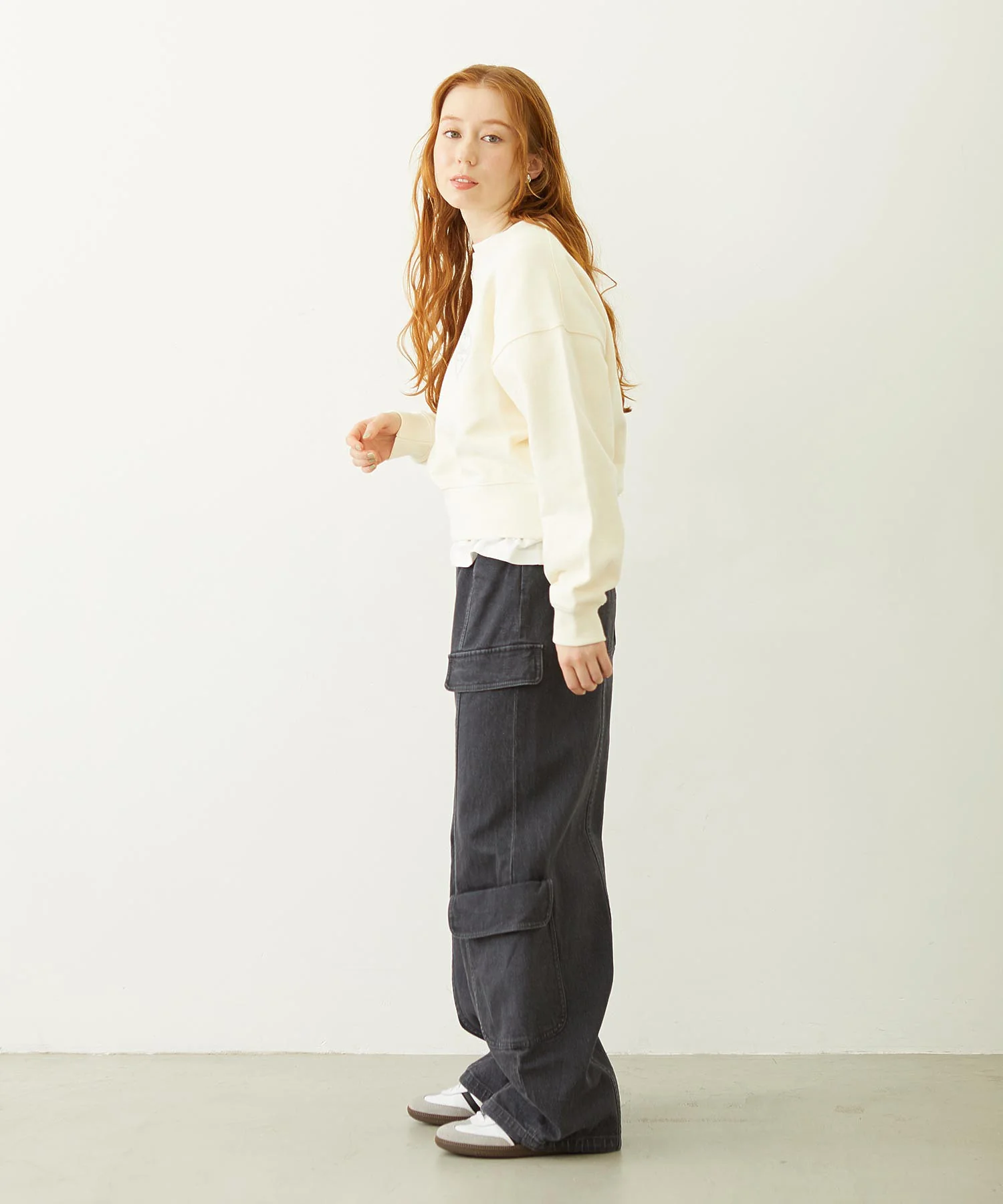 HEART RIBBON EMBLEM SHORT CREW SWEAT - Image 21