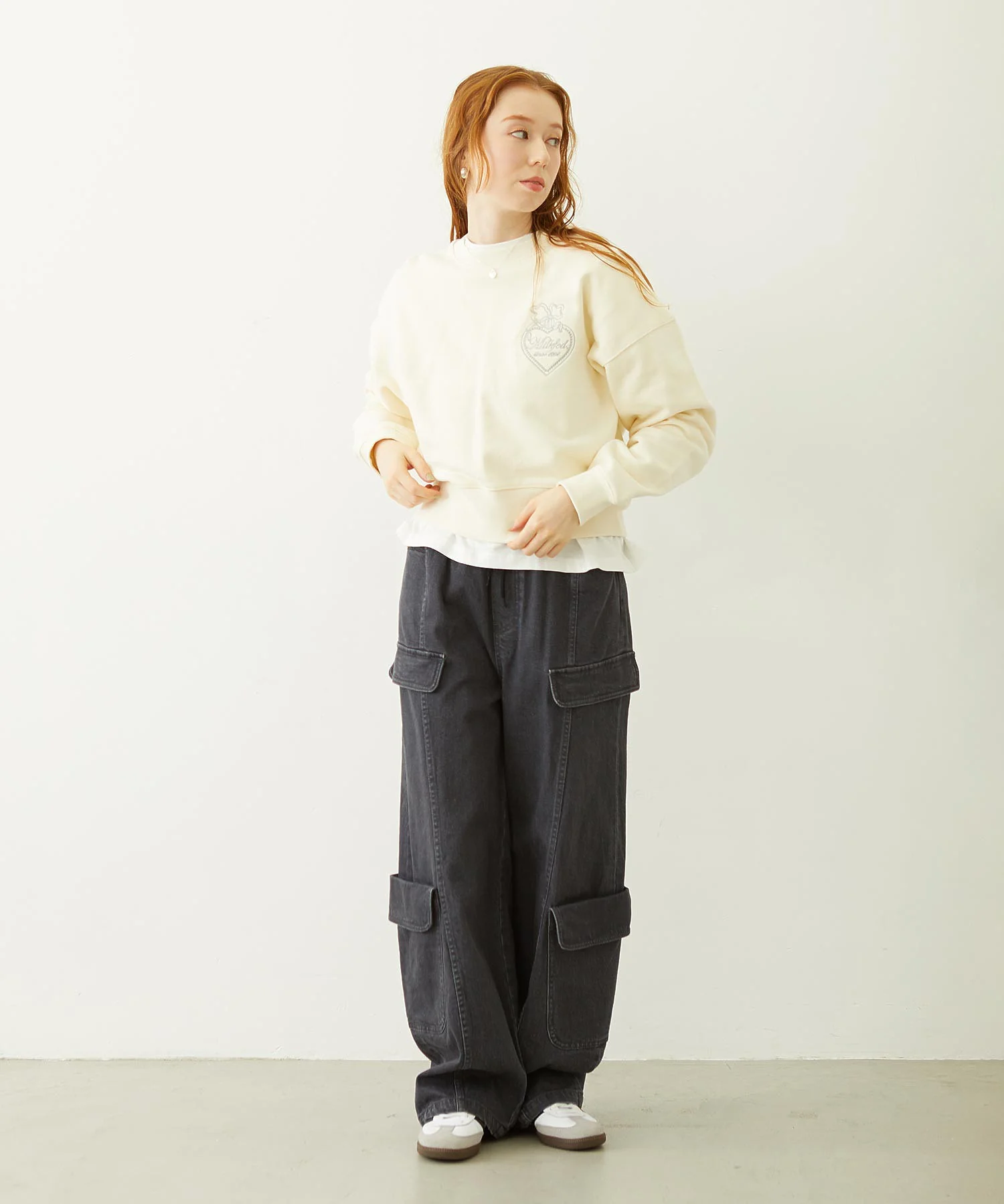 HEART RIBBON EMBLEM SHORT CREW SWEAT - Image 22