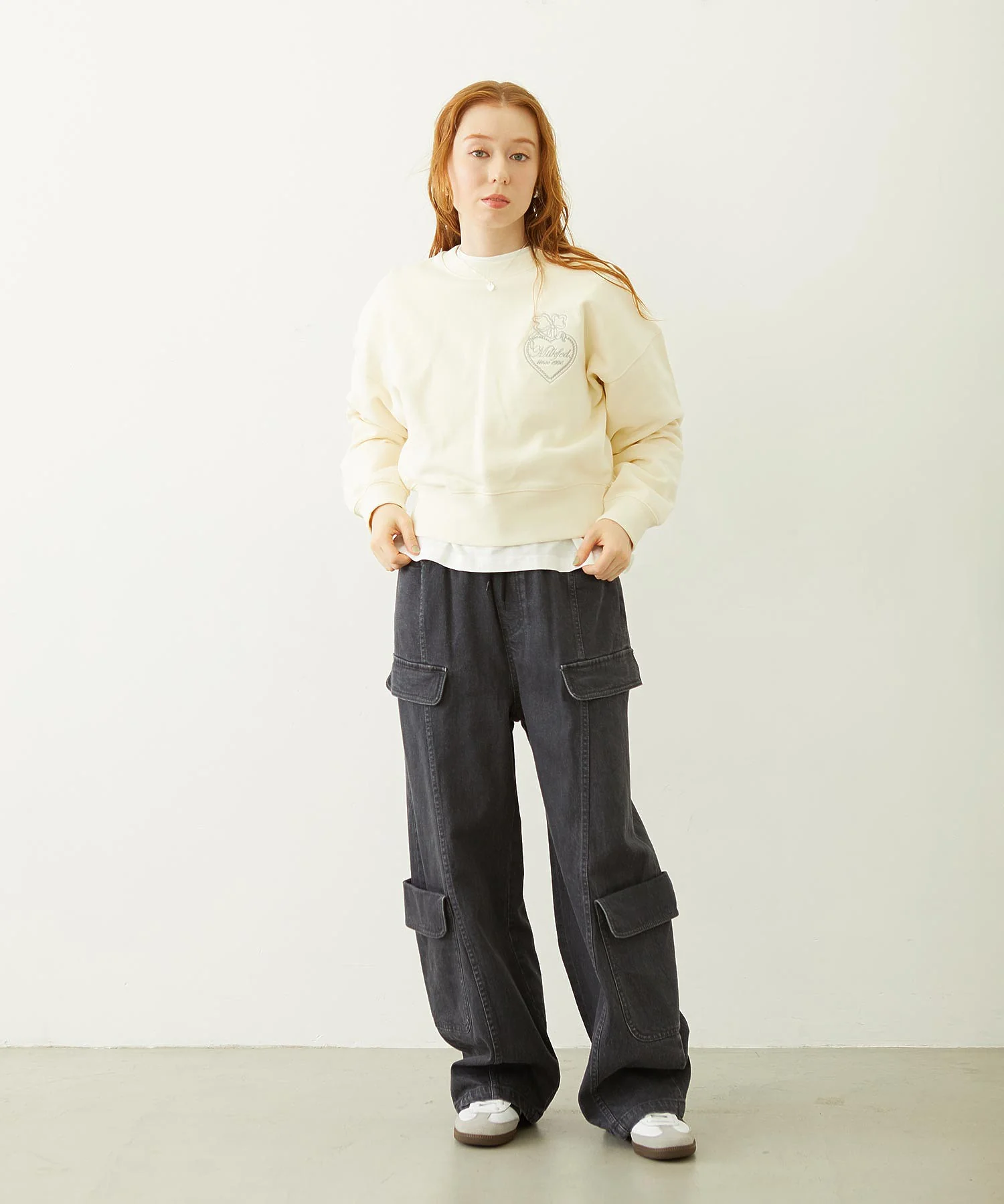 HEART RIBBON EMBLEM SHORT CREW SWEAT - Image 23