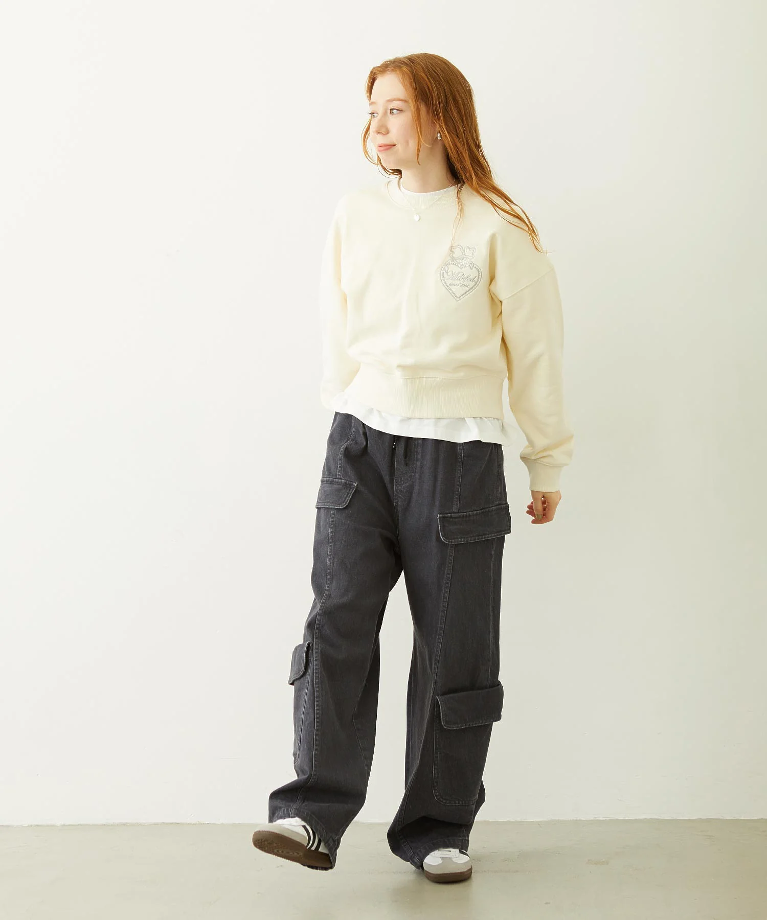 HEART RIBBON EMBLEM SHORT CREW SWEAT - Image 24