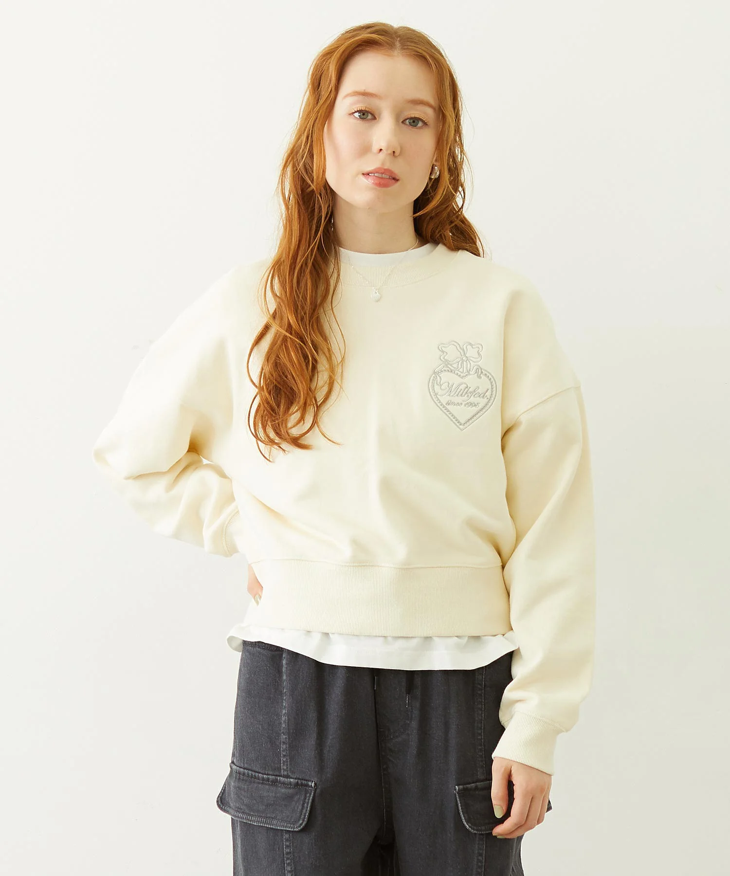 HEART RIBBON EMBLEM SHORT CREW SWEAT - Image 3