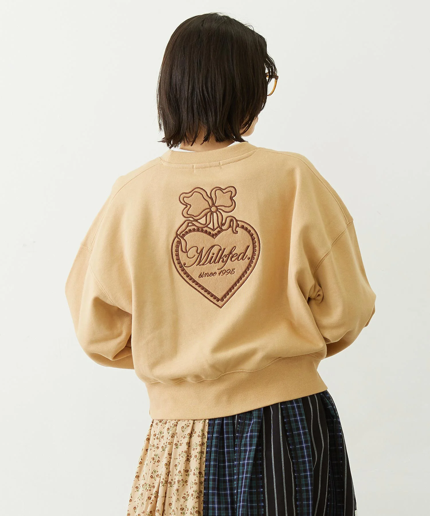 HEART RIBBON EMBLEM SHORT CREW SWEAT - Image 4