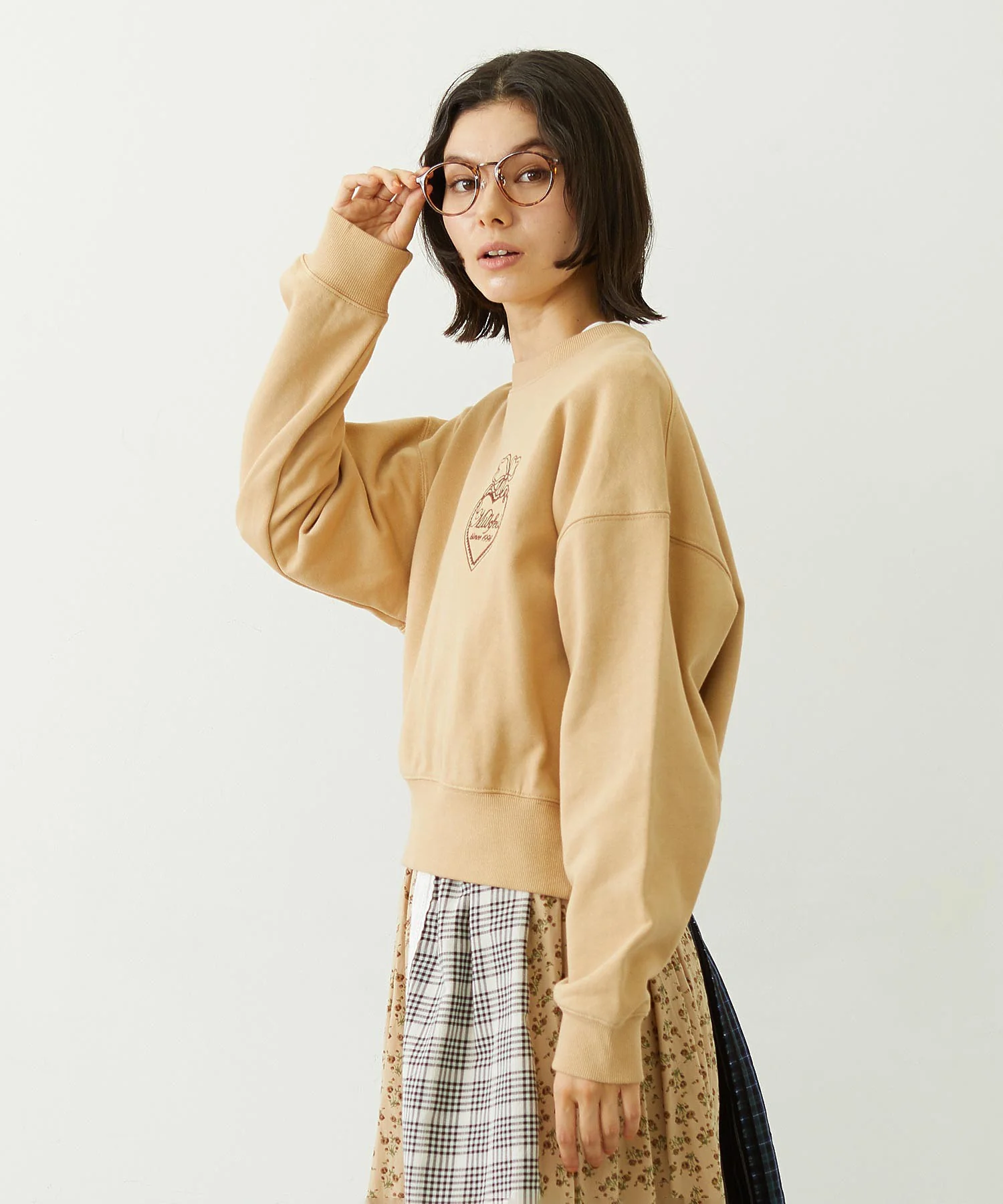 HEART RIBBON EMBLEM SHORT CREW SWEAT - Image 5