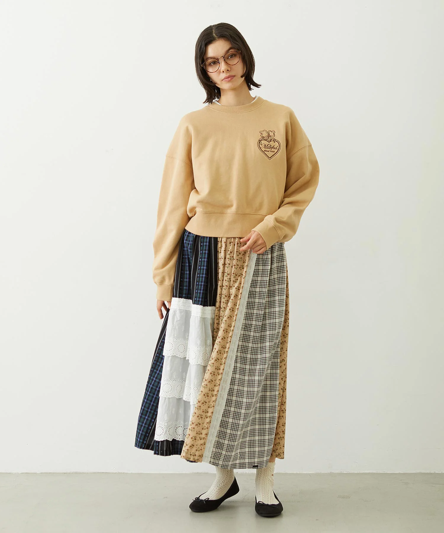 HEART RIBBON EMBLEM SHORT CREW SWEAT - Image 6