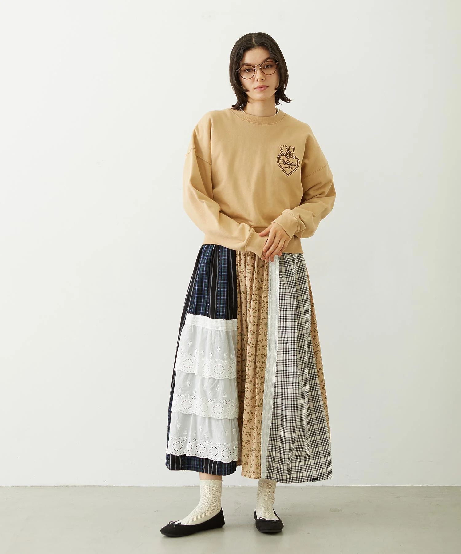 HEART RIBBON EMBLEM SHORT CREW SWEAT - Image 7
