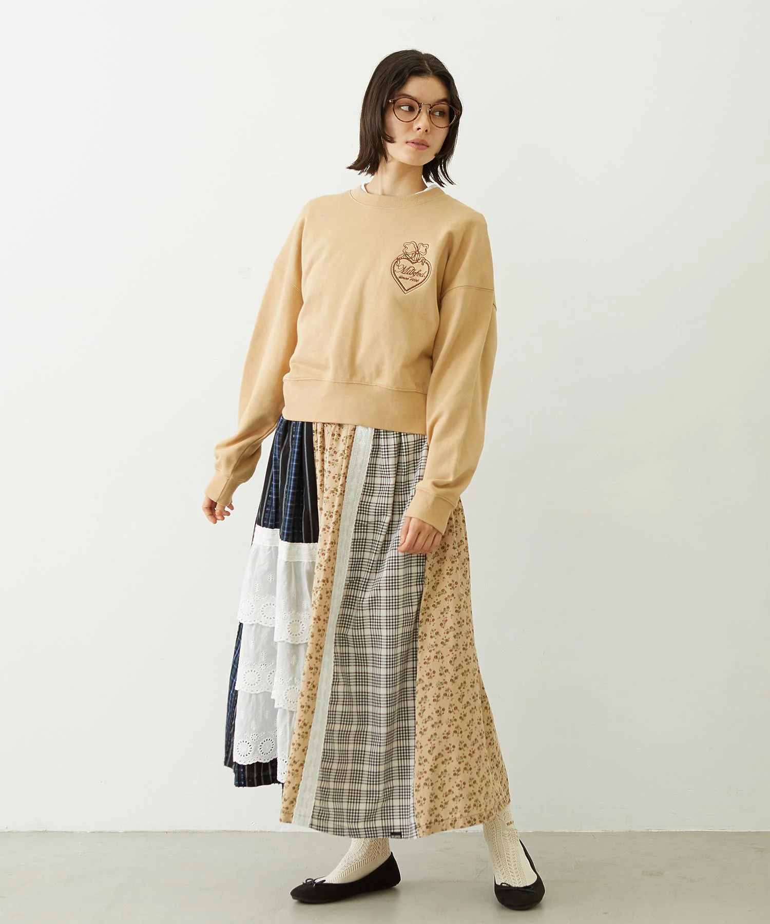 HEART RIBBON EMBLEM SHORT CREW SWEAT - Image 8