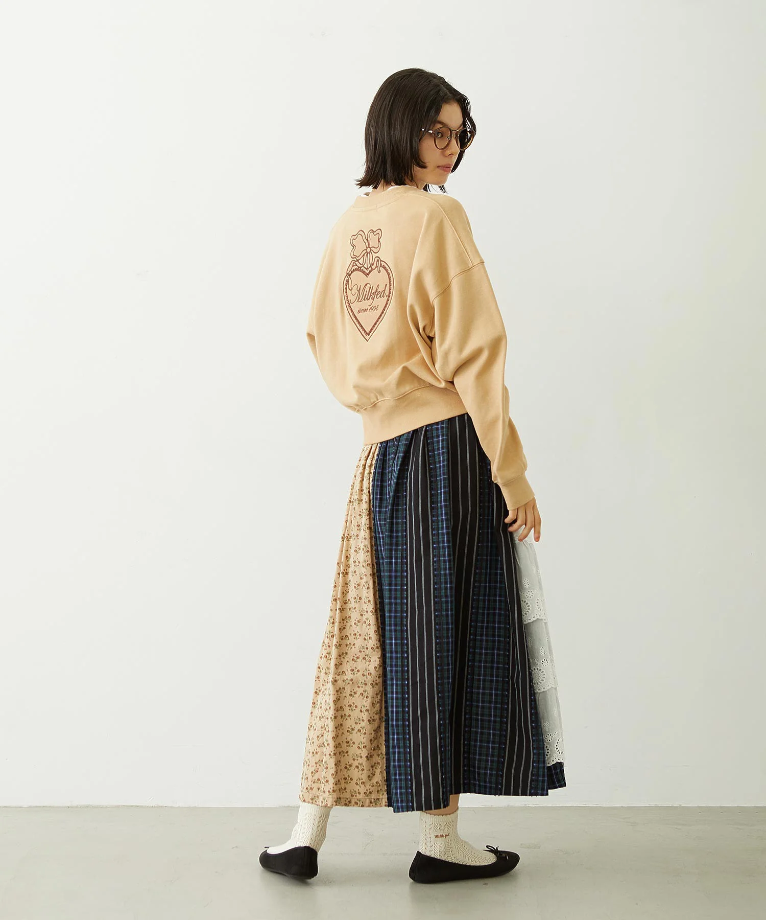 HEART RIBBON EMBLEM SHORT CREW SWEAT - Image 9