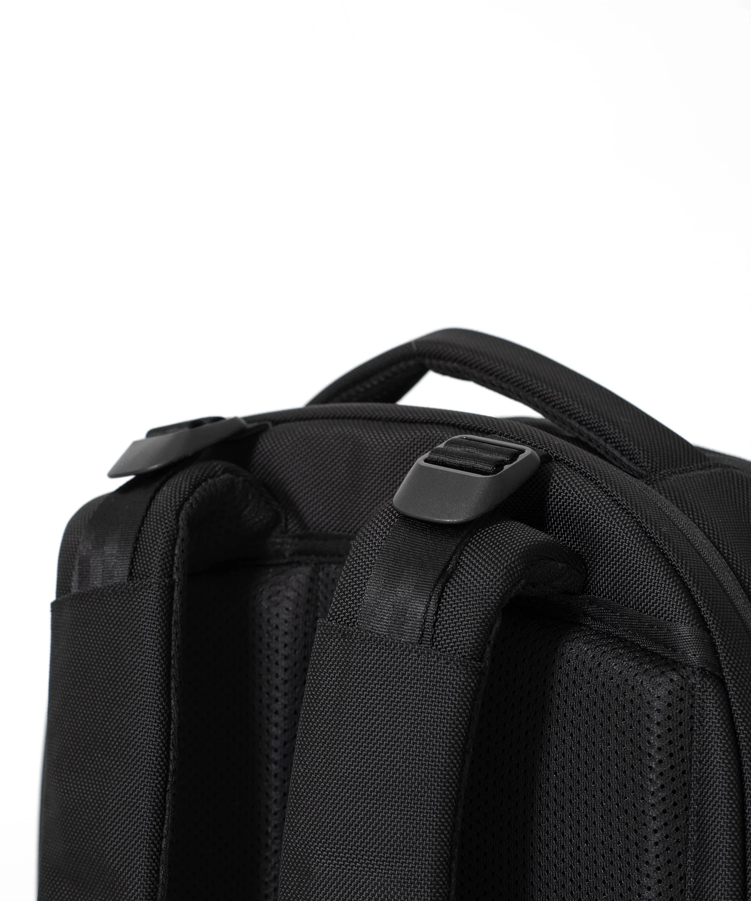 Incase Tracks Backpack 18L-Black - Image 21