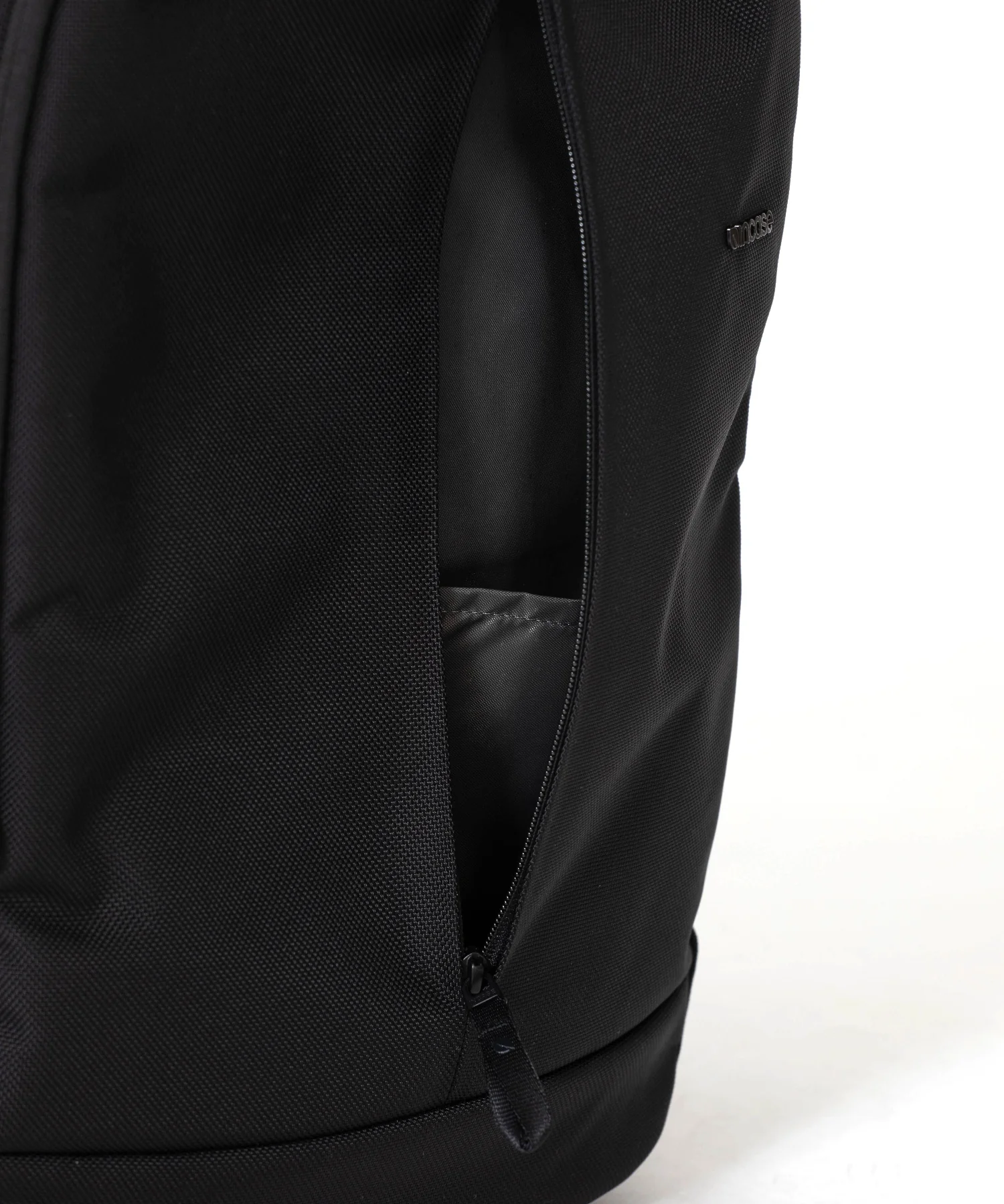 Incase Tracks Backpack 25L-Black - Image 9