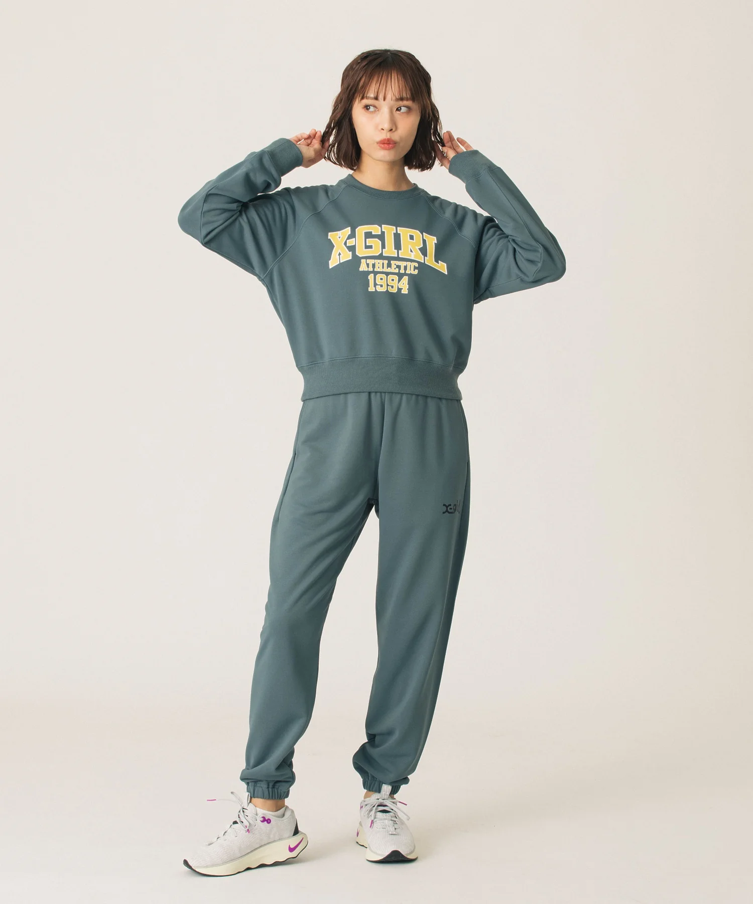 COLLEGE LOGO SHORT CREWNECK SWEATSHIRT - Image 2