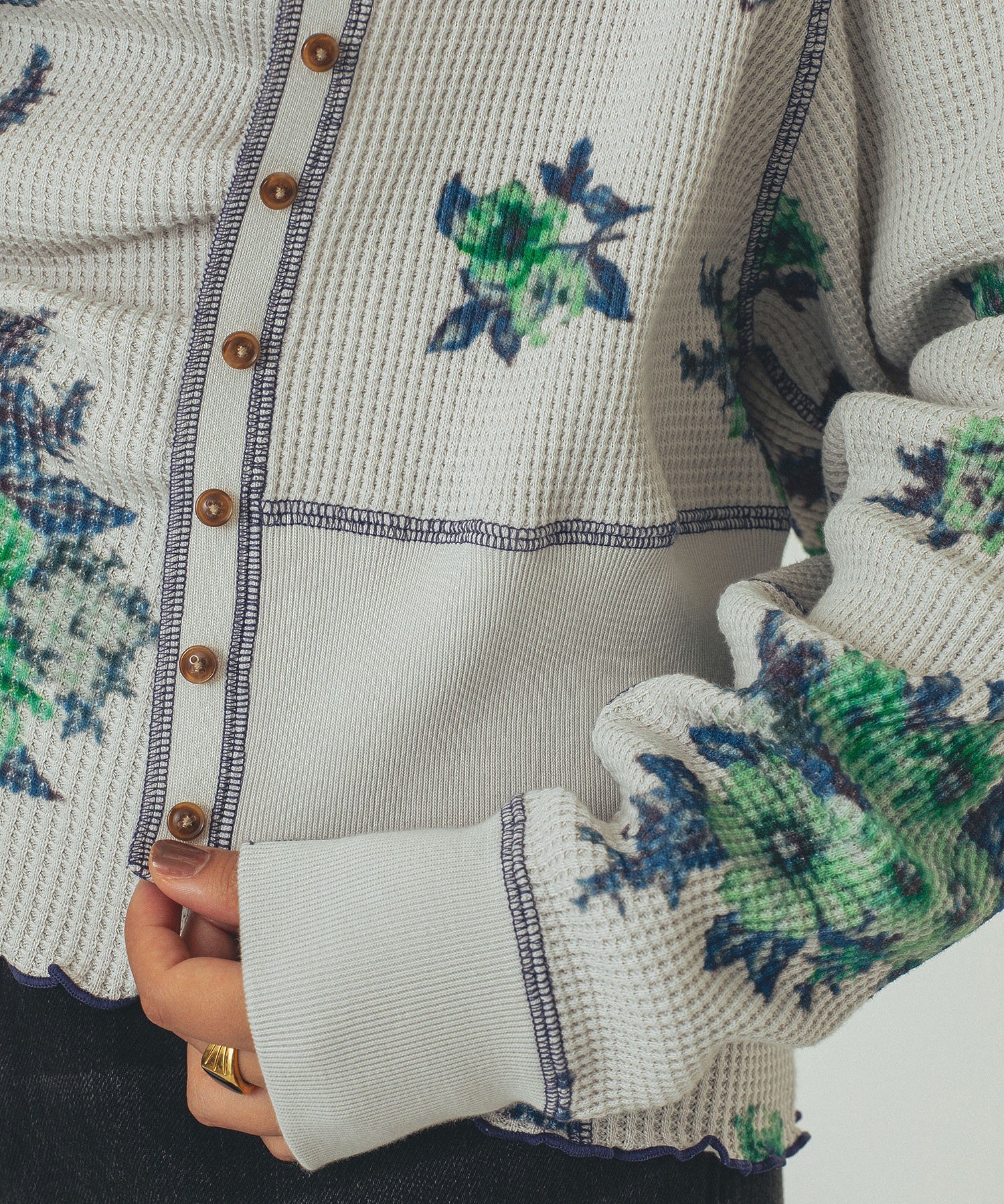 mag.by c/FLOWER PRINT WAFFLE CARDIGAN - Image 8