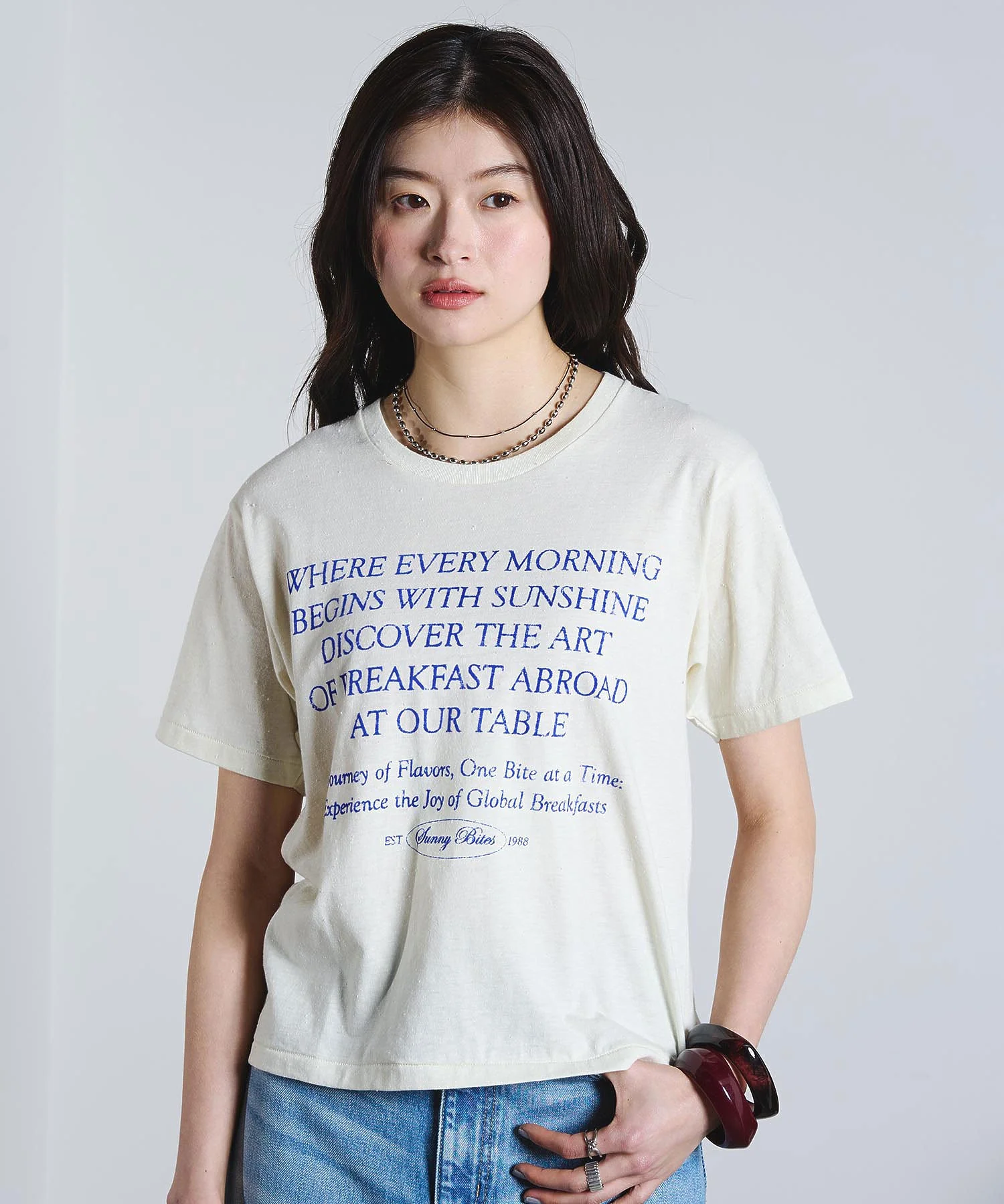 mag.by c/FLOCK PRINT LOGO TEE