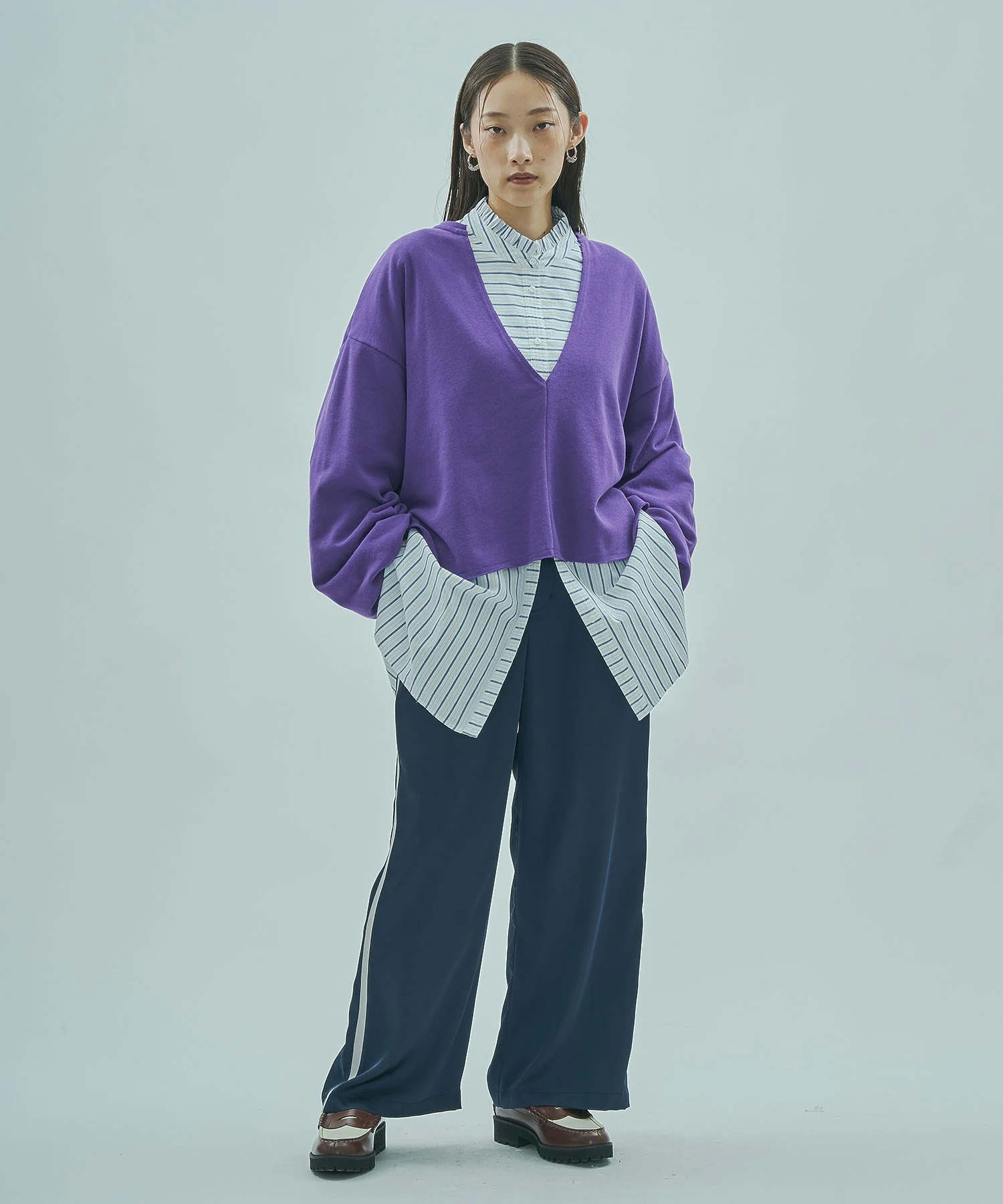 V-NECK SWEATSHIRT - Image 9